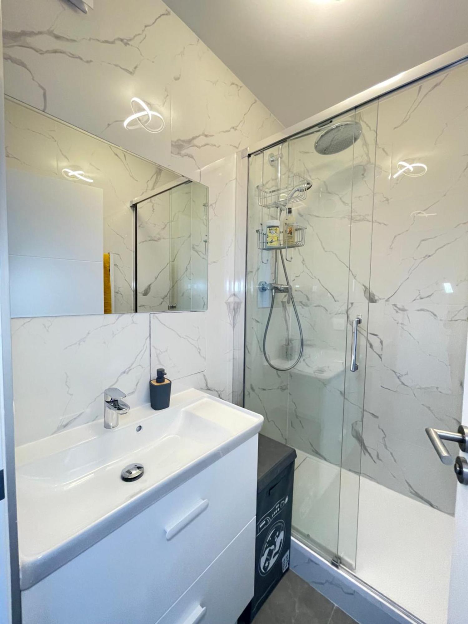 Paris Pantin Magnifique Appartement 4 Pieces De 108M2 Avec 2 Parking Interieur - Tres Cosy Pour 1 A 12 Personnes - Entierement Refait A Neuf Entire Apartment Luxurious And Warm - Pantin Paris 19 Eme Free Wifi Gratuit Luaran gambar
