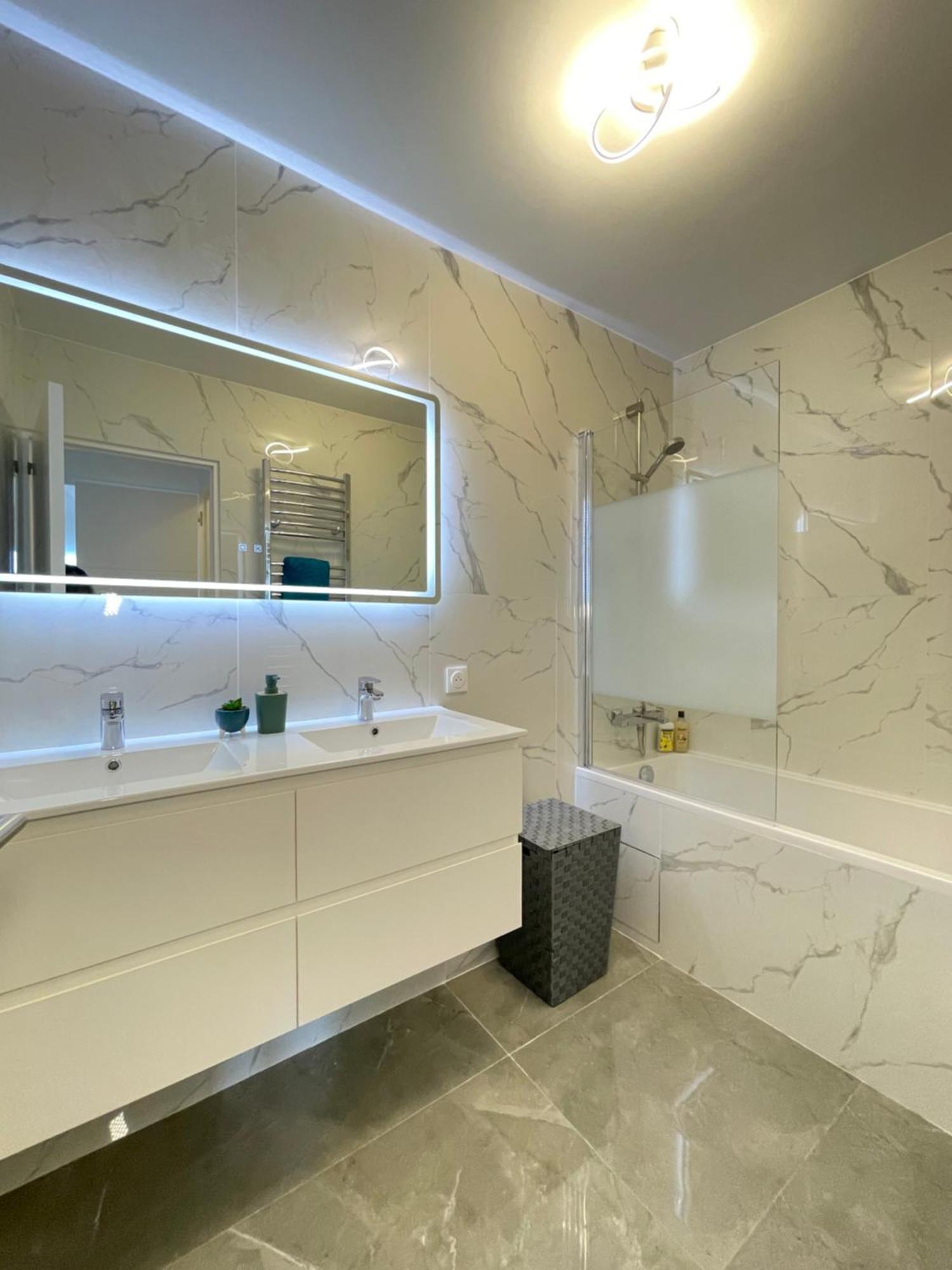 Paris Pantin Magnifique Appartement 4 Pieces De 108M2 Avec 2 Parking Interieur - Tres Cosy Pour 1 A 12 Personnes - Entierement Refait A Neuf Entire Apartment Luxurious And Warm - Pantin Paris 19 Eme Free Wifi Gratuit Luaran gambar